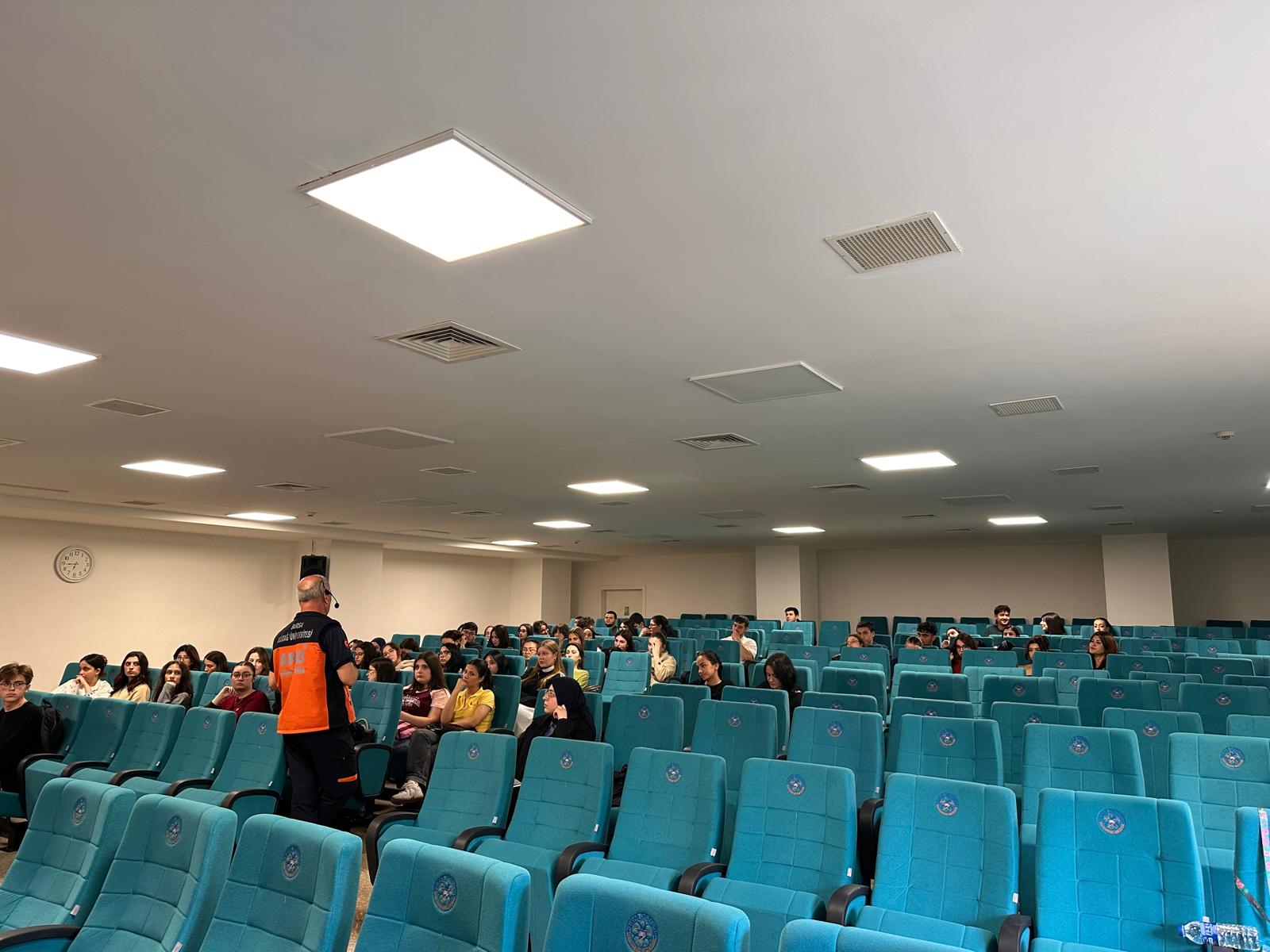 Kimya Bölümü 1. Sınıf Öğrencilerine Temel Yangın Eğitimi Verildi